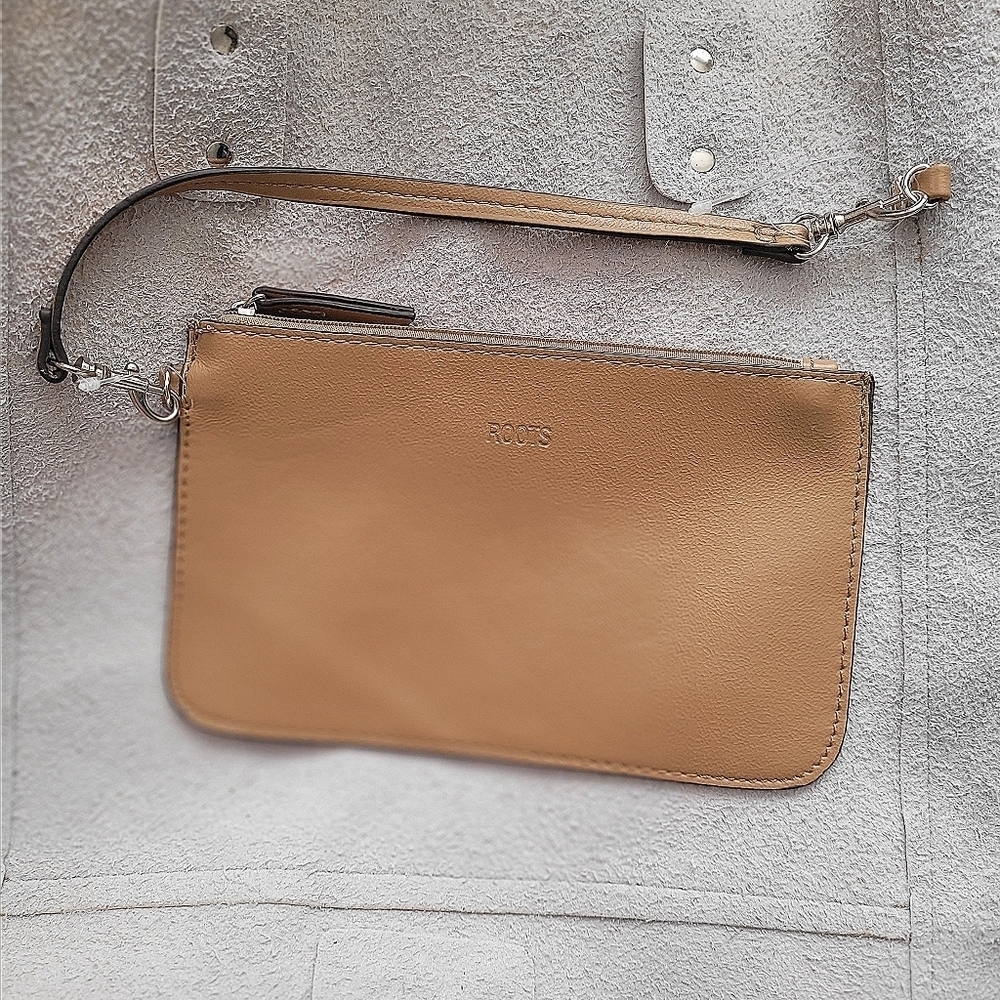 Roots Tan Slouchy Tote With Removable Pouch - Like New - Picture 6 of 8
